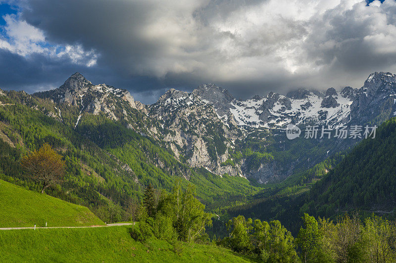 在卡姆尼克萨温加阿尔卑斯山的Vellacher Kotschna山谷的景色